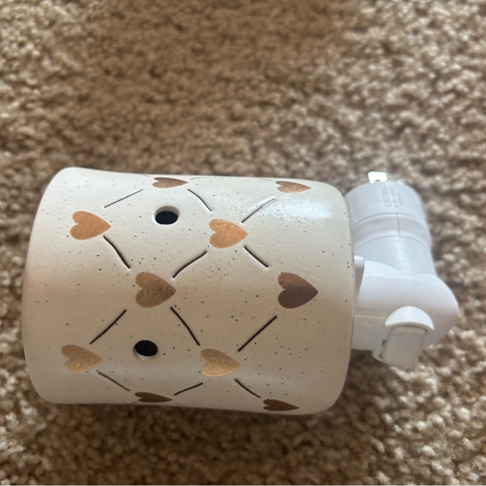 Scentsy Plug-In Warmer with Gold Heart Cutouts